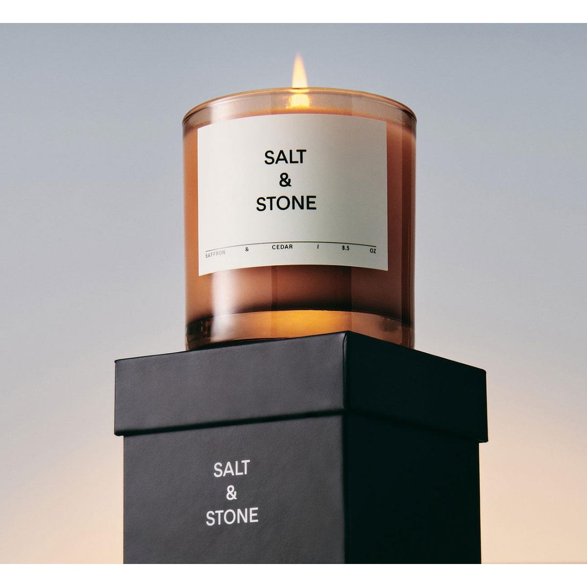 Αρωματικό κερί Salt & Stone Saffron & Cedar 240g - Grooming - Vegan με 50 ώρες καύσης