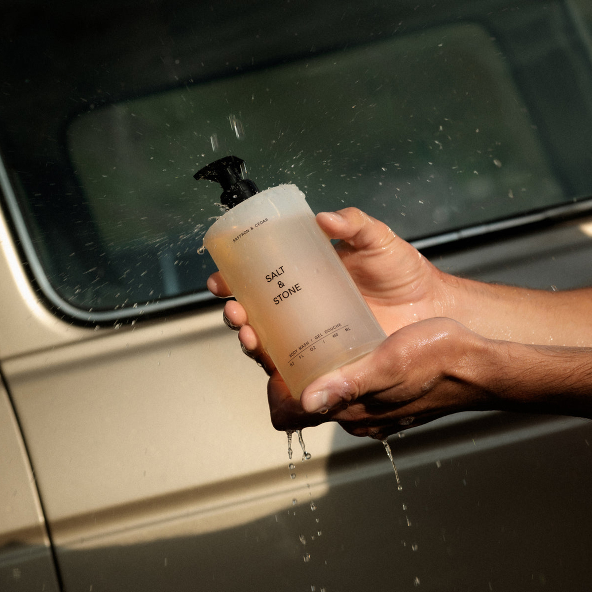 Salt & Stone Saffron & Cedar Body Wash 450ml - Αφρόλουτρο με υαλουρονικό οξύ