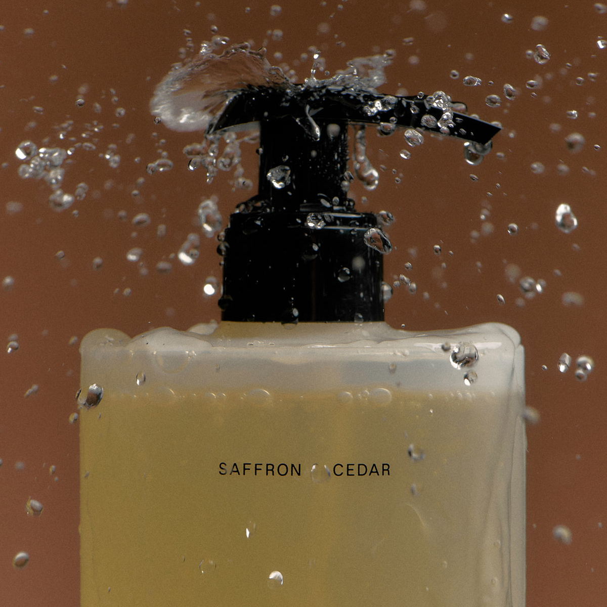 Salt & Stone Saffron & Cedar Body Wash 450ml - Αφρόλουτρο με υαλουρονικό οξύ