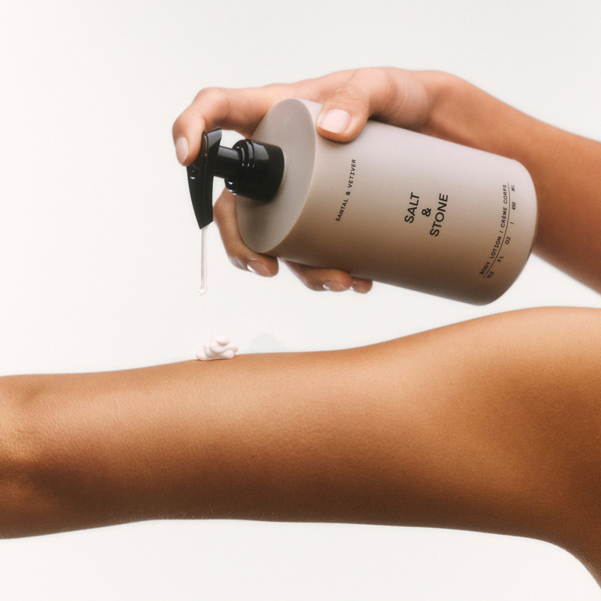 Salt & Stone Body Lotion Santal & Vetiver 450ml - Vegan κρέμα σώματος με νιασιναμίδη